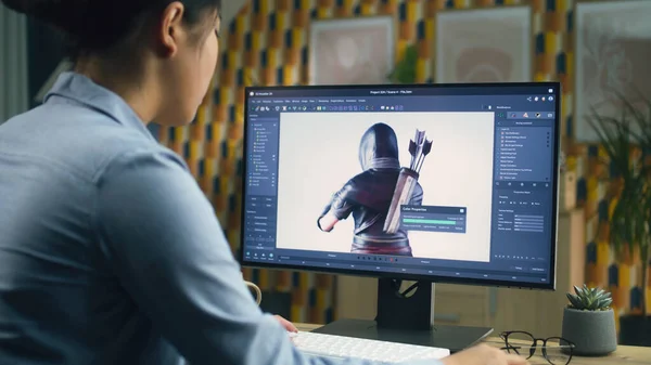 Designer Feminino Criando Desenhando Personagem Para Videogame Usando Computador Enquanto — Fotografia de Stock