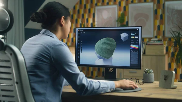 Designer Feminina Criando Visualização Roupas Usando Computador Software Profissional Enquanto — Fotografia de Stock