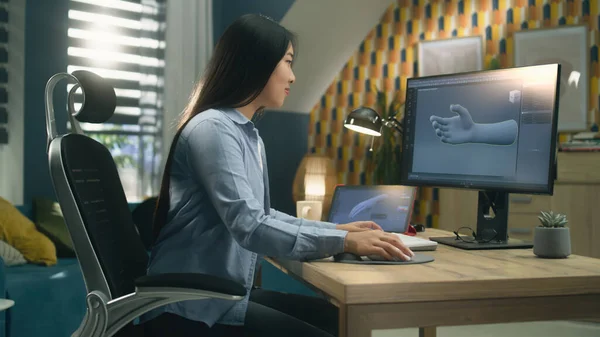 Mujer Asiática Sentada Silla Mesa Oficina Casa Haciendo Prototipo Mano — Foto de Stock