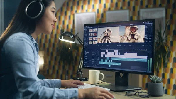 Aziatische Vrouw Headset Editing Video Met Astronauten Voor Client Programma — Stockfoto