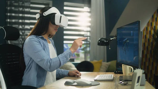 Mujer Asiática Sentada Mesa Oficina Casa Usando Auriculares Para Trabajar — Foto de Stock