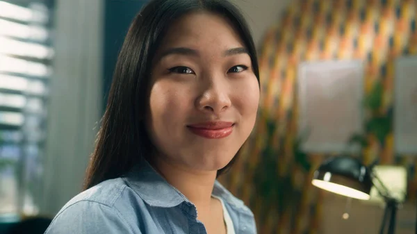 Atraente Mulher Asiática Olhando Sorrindo Para Câmera Enquanto Sentado Casa — Fotografia de Stock