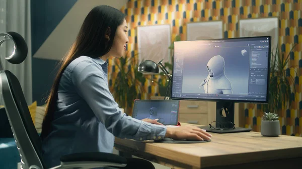 Designer Feminino Asiático Criando Desenhando Personagem Para Videogame Usando Computador — Fotografia de Stock