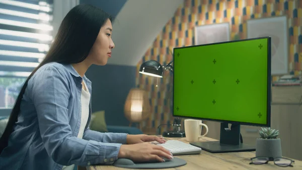 Mujer Asiática Sentada Mesa Mirando Pantalla Del Ordenador Personal Mientras — Foto de Stock