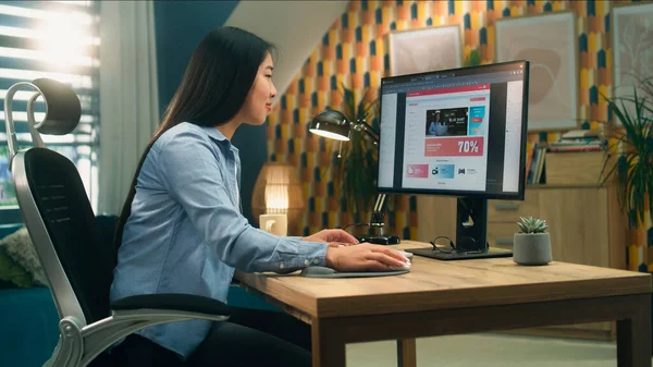 Feminino Asiático Web Designer Usando Computador Pessoal Para Criação Site — Fotografia de Stock