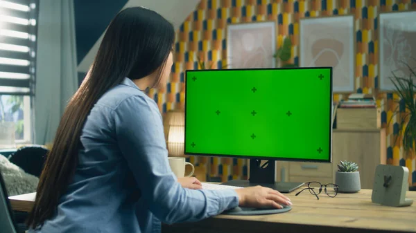 Mujer Asiática Sentada Mesa Mirando Pantalla Del Ordenador Personal Mientras — Foto de Stock