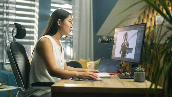 Ασιάτισσα Γυναίκα Δημιουργώντας Μοντέλο Χαρακτήρα Βιντεοπαιχνιδιών Επαγγελματικό Πρόγραμμα Χρησιμοποιώντας Υπολογιστή — Φωτογραφία Αρχείου