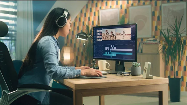 Azjatka Słuchawkach Montaż Wideo Blogu Przestrzeni Profesjonalnym Oprogramowaniu Komputerze Siedząc — Zdjęcie stockowe