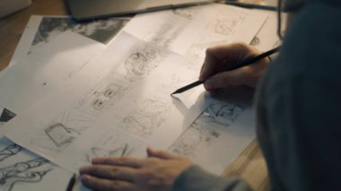 Animatör karikatür için çizimler yapar. Storyboard 'da çalışıyor. Çizgi Roman Derlemesi. Ön yapım için Storyboard film düzeni. Yaratıcı sanat eserleri. Ev tabanlı kurulum.