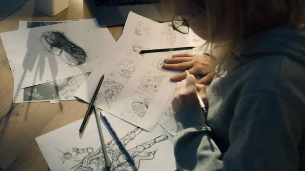 Γυναίκα Δημιουργικός Σχεδιαστής Εργάζεται Ένα Storyboard Και Σχεδιάζει Ένα Σκίτσα — Φωτογραφία Αρχείου