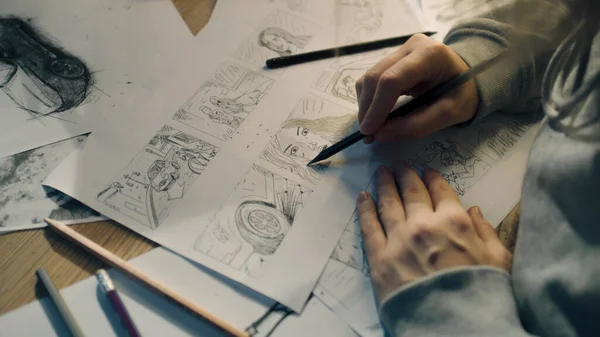 Νεαρή Γυναίκα Καλλιτέχνης Σχεδιάζει Σκίτσα Χαρακτήρων Κόμικς Ένα Φύλλο Χαρτιού — Φωτογραφία Αρχείου