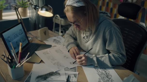 Kvinnlig Animatör Skapar Skisser För Den Tecknade Titta Den Bärbara — Stockvideo