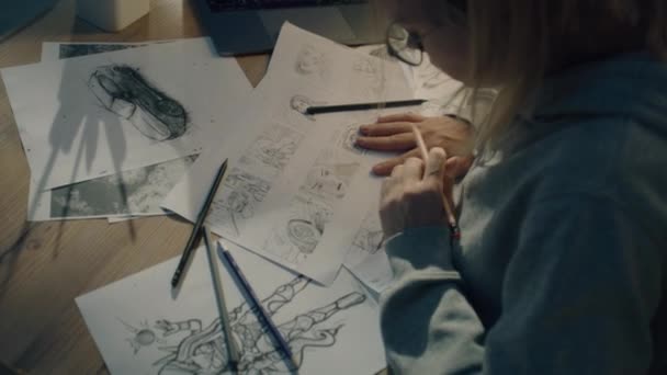 Diseñadora Creativa Femenina Trabaja Guion Gráfico Dibuja Boceto Para Cómic — Vídeos de Stock