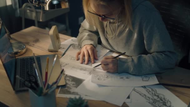 Jonge Vrouw Werkt Een Storyboard Een Home Based Design Studio — Stockvideo