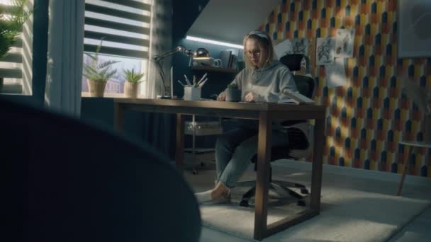 Ung Kvinna Avslutar Sitt Arbete Tar Glasögonen Och Stänger Laptopen — Stockvideo