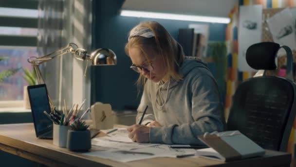 Une Jeune Artiste Féminine Dessine Des Croquis Crayon Sur Une — Video