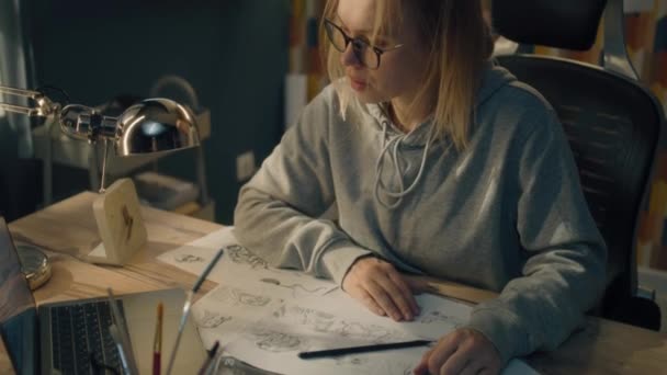 Animatrice Féminine Termine Ses Croquis Pour Storyboard Éteint Ordinateur Portable — Video