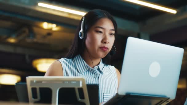 Asiatische Bedienerin Headset Gespräch Mit Kunden Online Mit Laptop Und — Stockvideo