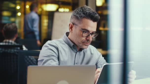 Trabalhador Escritório Masculino Usando Computador Tablet Lápis Digital Trabalhando Escritório — Vídeo de Stock