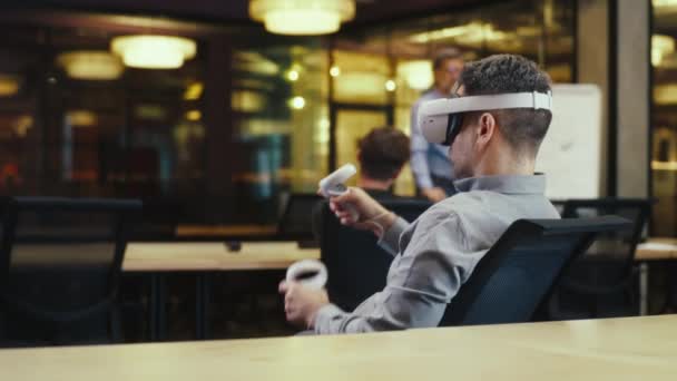 Vista Posterior Del Hombre Con Auriculares Uso Controladores Inalámbricos Viendo — Vídeos de Stock