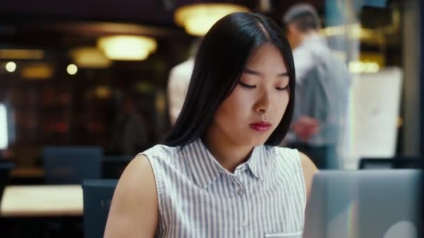 Geschäftsfrau Tippt Auf Laptop Asiatin Arbeitet Startup Projekt Geschäftsstrategie Website — Stockvideo