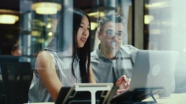 Modern ofiste bilgisayar ve dijital tablet bilgisayar kullanarak iş projesinde çalışan çok ırklı yaratıcı iş arkadaşları. İş adamları e-ticaret şirketinde girişimi tartışıyor.