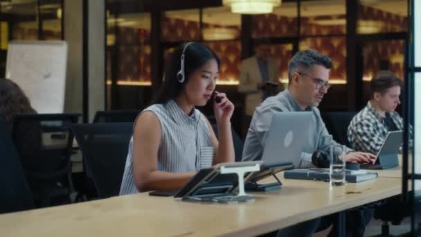 Operadora Asiática Auriculares Call Center Hablando Con Cliente Usando Laptop — Vídeo de stock