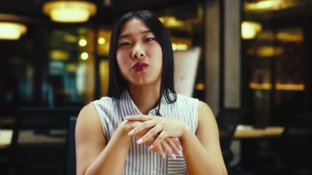 Porträt Einer Asiatischen Arbeiterin Die Online Mit Dem Kunden Spricht — Stockvideo