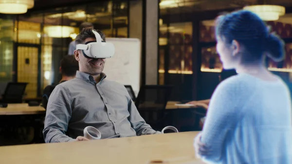 Ein Mann Mit Virtual Reality Headset Sitzt Einem Bürotisch Und — Stockfoto