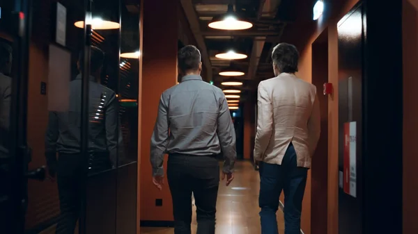 Takım Elbiseli Erkek Arkadaşlar Koridorda Birlikte Yürüyorlar Hakkında Konuşuyorlar Başlangıç — Stok fotoğraf