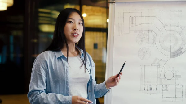 ビジネストレーニングをリードするアジアのビジネス女性 オフィス会議室での作業会議 現代オフィスの同僚に設計図やエンジニアリングスタートアッププロジェクトに青写真を提示する女性エンジニア — ストック写真