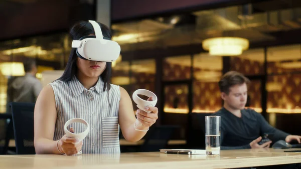 Asiatische Büroangestellte Mit Headset Und Drahtlosen Controllern Die Daten Virtueller — Stockfoto