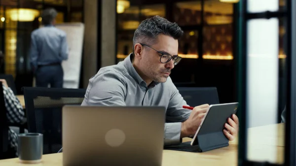 Uomo Impiegato Utilizzando Tablet Computer Matita Digitale Lavorando Ufficio Moderno — Foto Stock