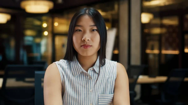 Retrato Empresária Asiática Falando Line Com Cliente Tendo Videochamada Trabalhando — Fotografia de Stock