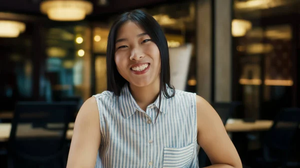 Retrato Mulher Asiática Falando Line Com Cliente Tendo Videochamada Trabalhando — Fotografia de Stock