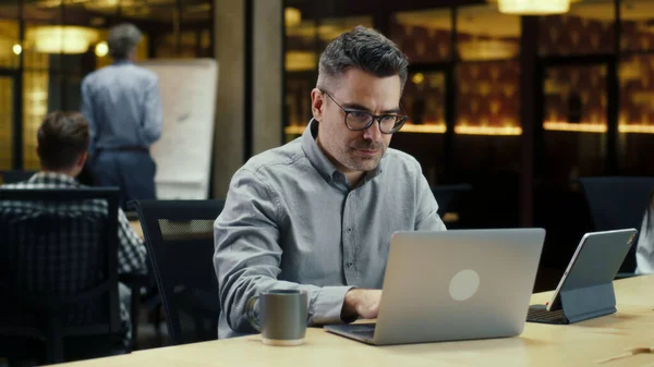 Uomo Impiegato Utilizzando Tablet Laptop Digitando Sulla Tastiera Lavorando Ufficio — Foto Stock