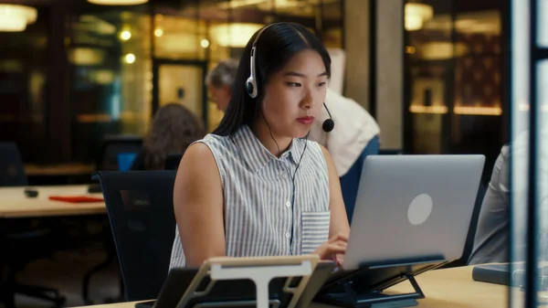 Kulaklık Takmış Asyalı Bir Kadın Müşteriyle Konuşuyor Laptop Dijital Tablet — Stok fotoğraf
