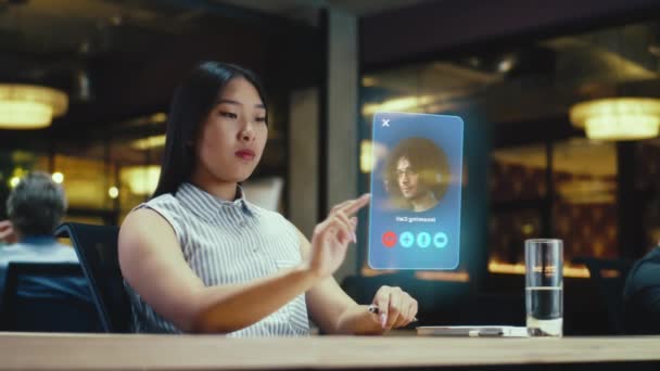Młoda Azjatka Odbiera Telefon Przez Abstrakcyjny Futurystyczny Hologram Ekranu Zaczyna — Wideo stockowe