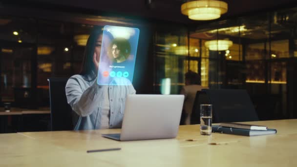 Jovem Mulher Asiática Recebe Uma Chamada Através Holograma Tela Futurista — Vídeo de Stock