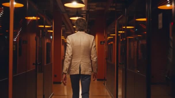 Πίσω Όψη Του Επιτυχημένου Επιχειρηματία Κοστούμι Περπατώντας Στο Σύγχρονο Διάδρομο — Αρχείο Βίντεο