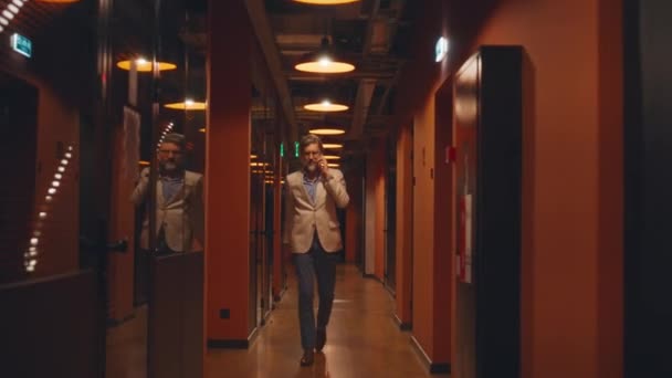 Πολυάσχολος Ώριμος Επιχειρηματίας Κουστούμι Περπατάει Στο Διάδρομο Μιλάει Στο Τηλέφωνο — Αρχείο Βίντεο