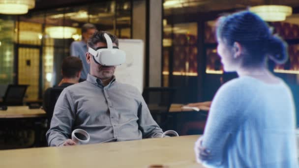 Hombre Con Auriculares Realidad Virtual Sienta Una Mesa Oficina Usando — Vídeo de stock