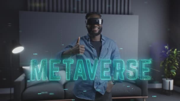 Радісний Користувач Окулярів Віртуальної Реальності Надписом Metaverse Розваги Майбутнього Спілкування — стокове відео