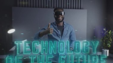 Genç adam dijital etkileşimli performansta sanal ya da artırılmış gerçeklik camı, kadın VR kulaklık kullanıcısı kullanıyor. Açılır metin hologramı