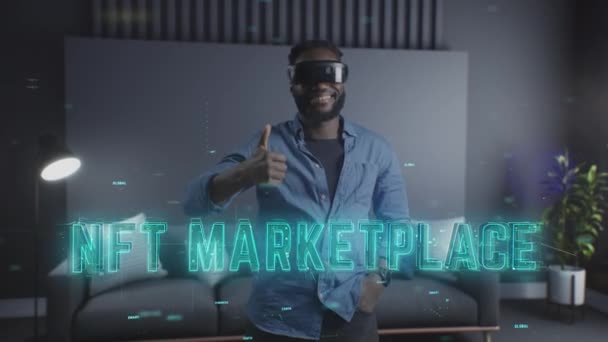 Радостный Африканский Американец Очках Виртуальной Реальности Надпись Nft Marketplace Виртуальный — стоковое видео