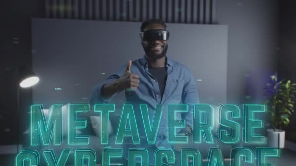 Афроамериканец Любит Кибер Вселенную Которую Видит Через Очки Виртуальной Реальности — стоковое видео