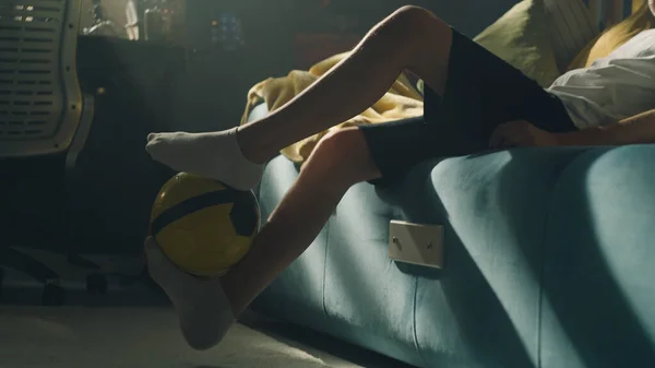 Junge Nahaufnahme Füße Bewegung Tritt Den Fußball Seinem Schlafzimmer Führt — Stockfoto
