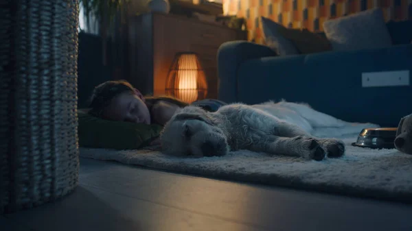 少女犬と穏やかなカーペットの上で 一緒に寝て 飽和日後にリラックスし 自宅で余暇を過ごすうそ ゴールデン リトリバー — ストック写真