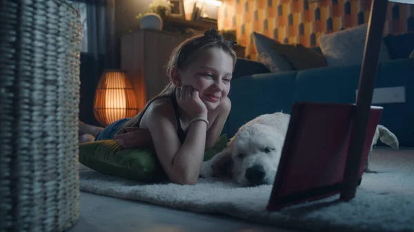 Flicka Liggande Mild Matta Med Hund Titta Roliga Filmer Digital — Stockfoto