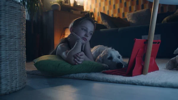 Menina Deitada Tapete Suave Com Cão Assistindo Filmes Engraçados Computador — Fotografia de Stock